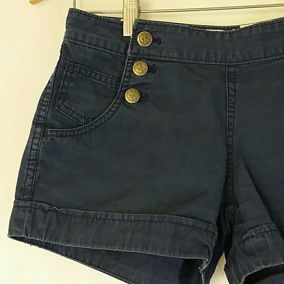 Vineyard Vines navy blue button detail shorts - Picture 2 of 5